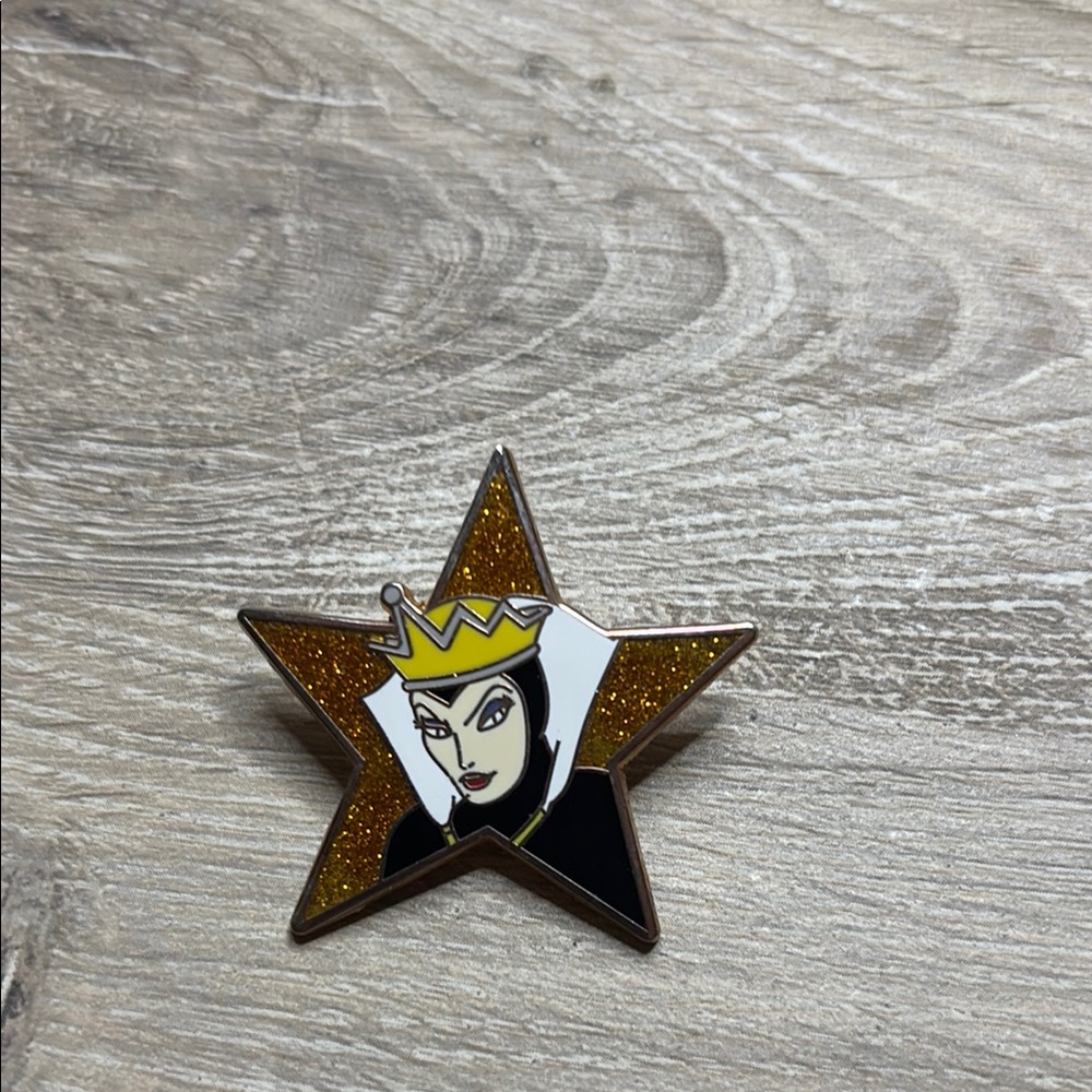 Disney Evil Queen Star trading pin - Gold and Black